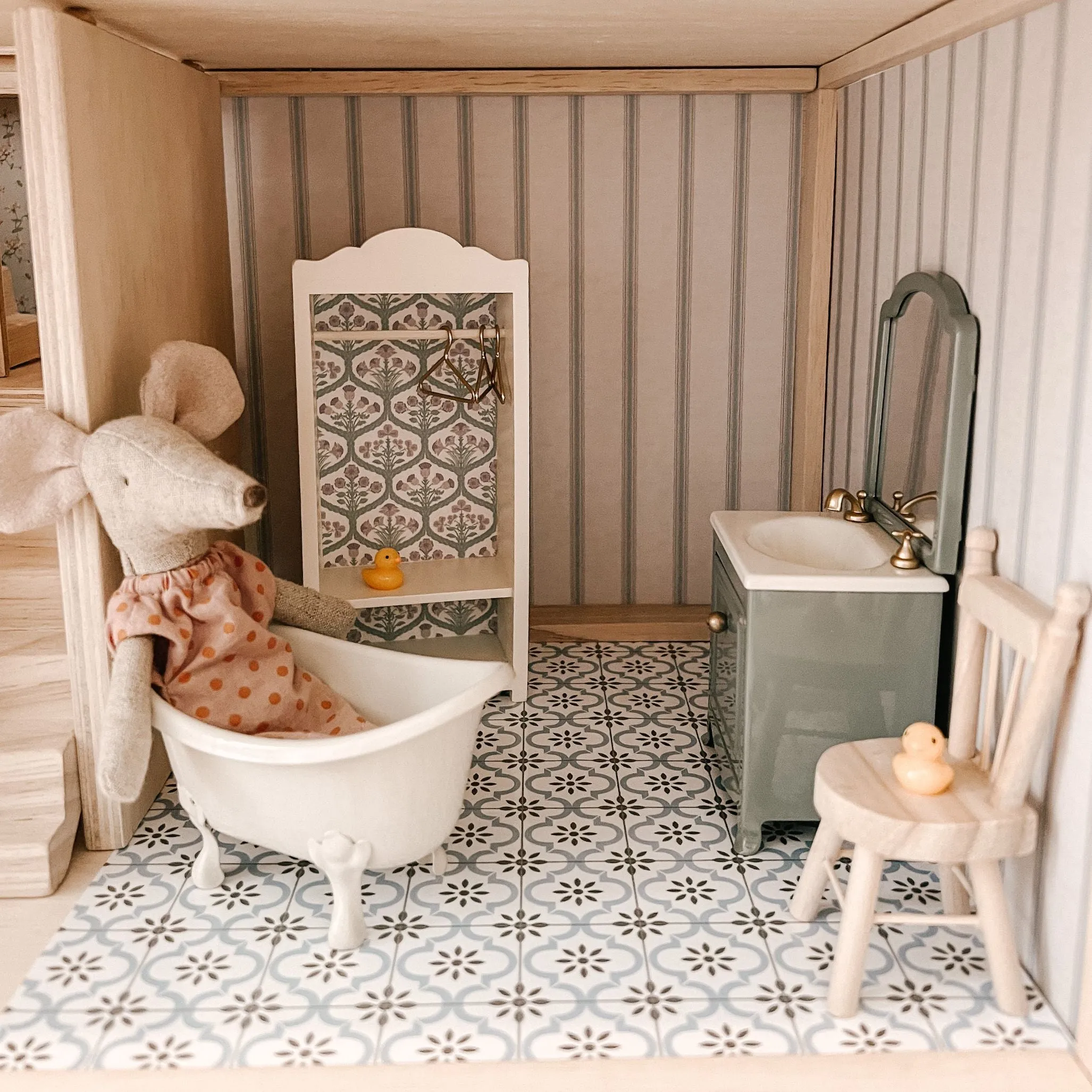 Bathtub, Mouse